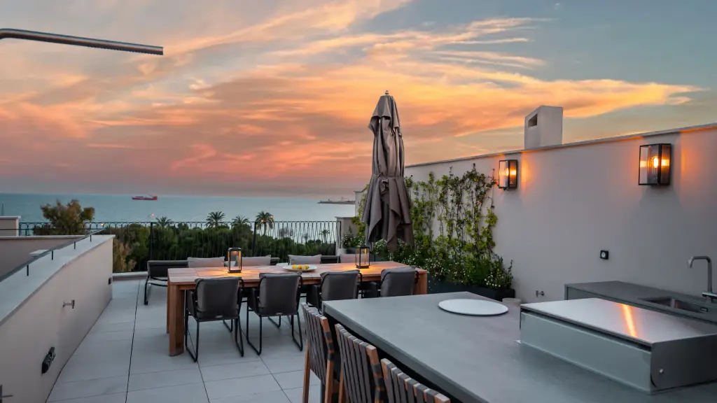Terrasse sur le toit avec vue mer au coucher du soleil dans la vieille ville de Palma, Majorque, propriété représentée par Isabella Janoschka