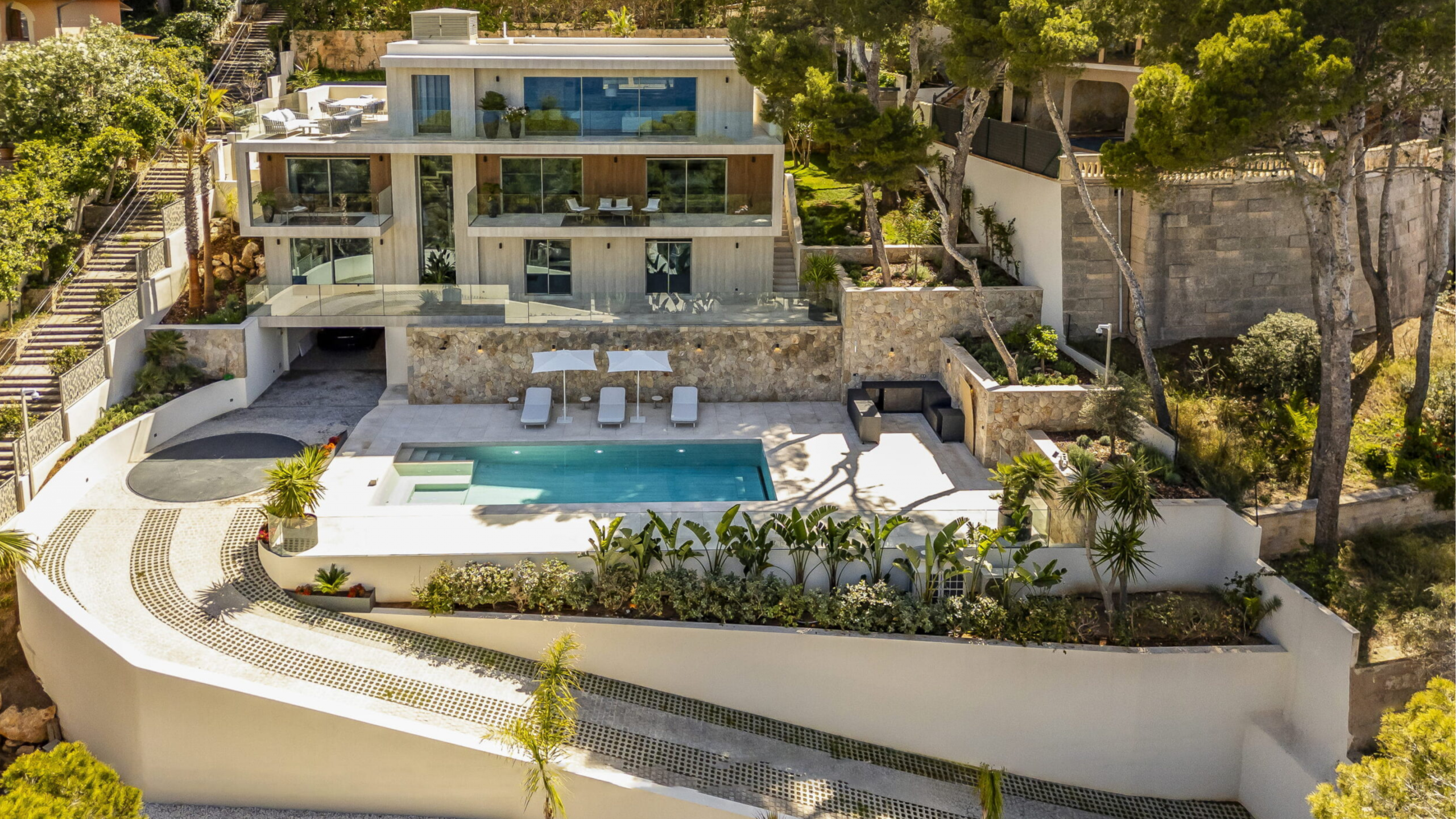 Luxury master bedroom with panoramic sea views and freestanding bathtub in Santa Ponsa, Mallorca — exclusive property represented by Isabella Janoschka