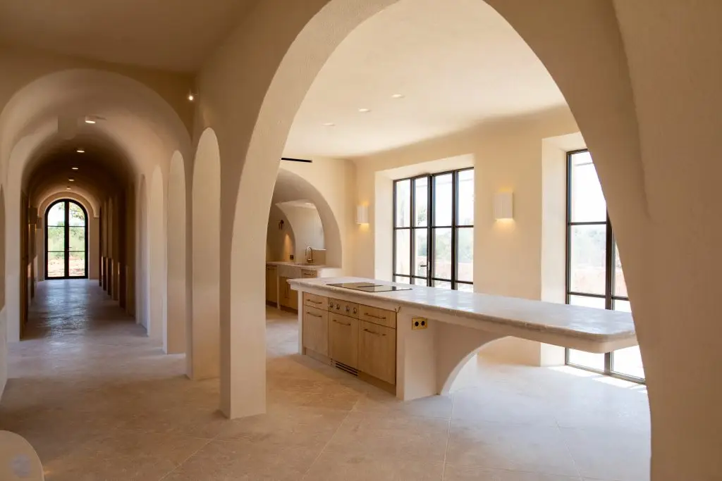 Isla de la cocina y pasillo arqueado en Santa María del Camí