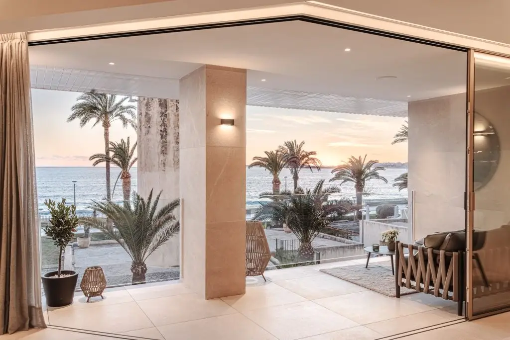 Terraza orientada hacia el mar al atardecer en el dúplex de Portixol