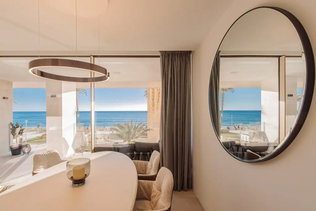 Dining area overlooking the Mediterranean at the Portixol duplex