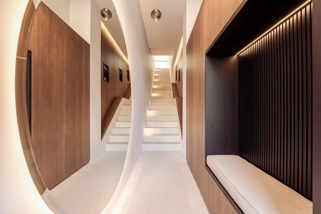Entrance hall with illuminated staircase at the Portixol duplex