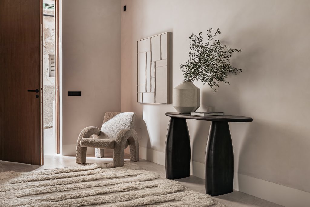 Entrance hall with console and armchair at the Lloseta townhouse